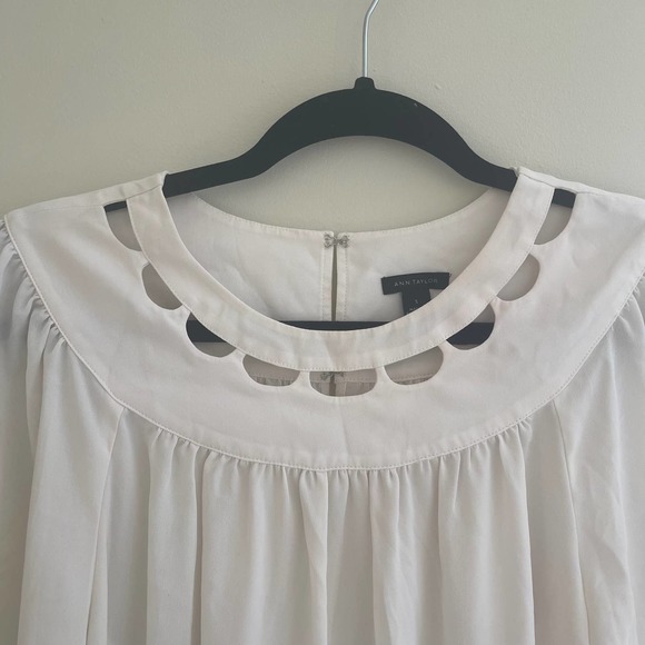 Ann Taylor Scalloped Cutout Tee in Winter White Size Small - Picture 5 of 10